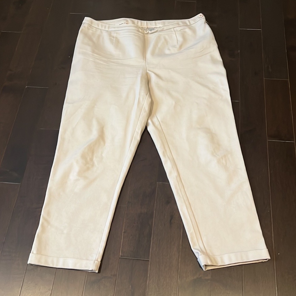 Chicos tan/beige flat front cuffed cropped pants w/side zip sz 2.5 or 14 US